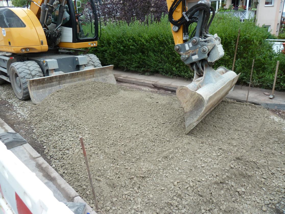 Liebherr Mobilbagger bei Planier- und Tragschichtarbeiten