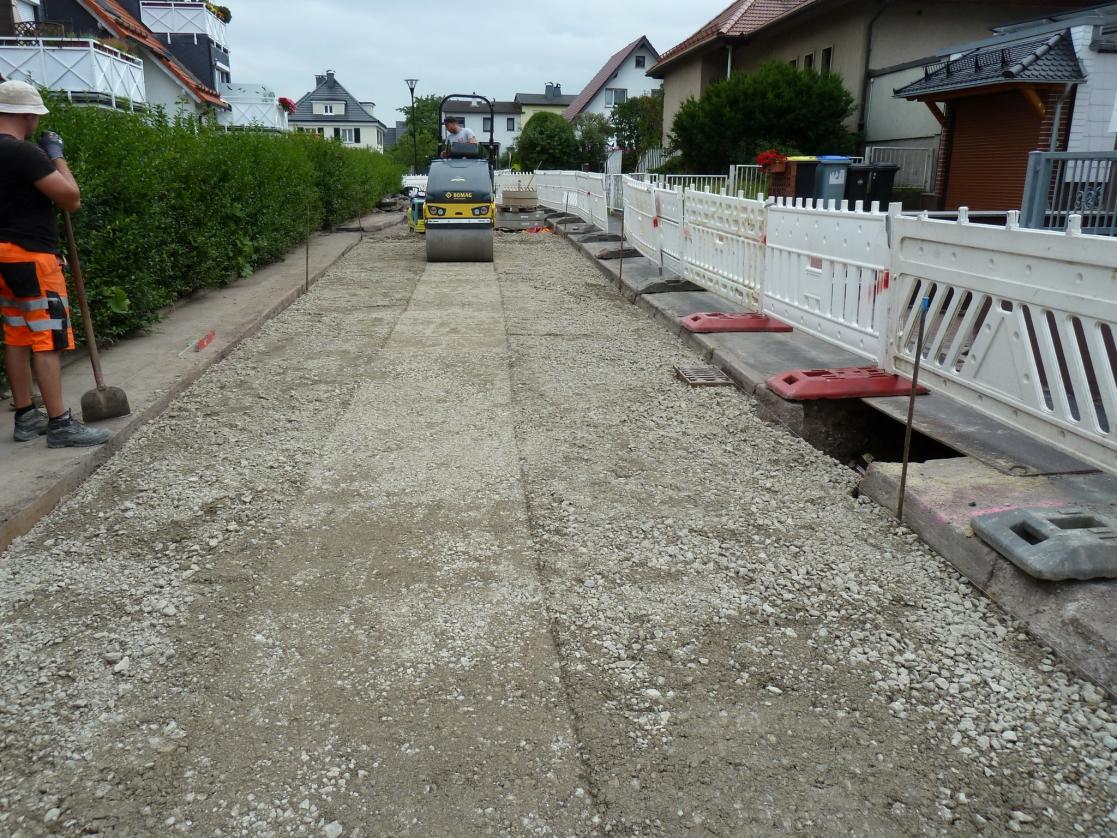 Verdichtung des hergestellten Straßenunterbaus